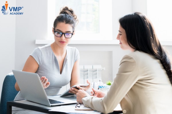 Trình bày chi tiết kế hoạch cho Nhân viên và lắng nghe, điều chỉnh